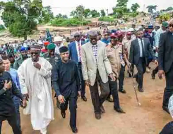 VP Yemi Osinbajo Visits Collapsed Mokwa-Jebba Bridge In Niger State (Photos)